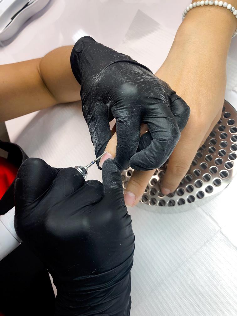 Nachwyt - technika trzymania dłoni klientki „od góry”