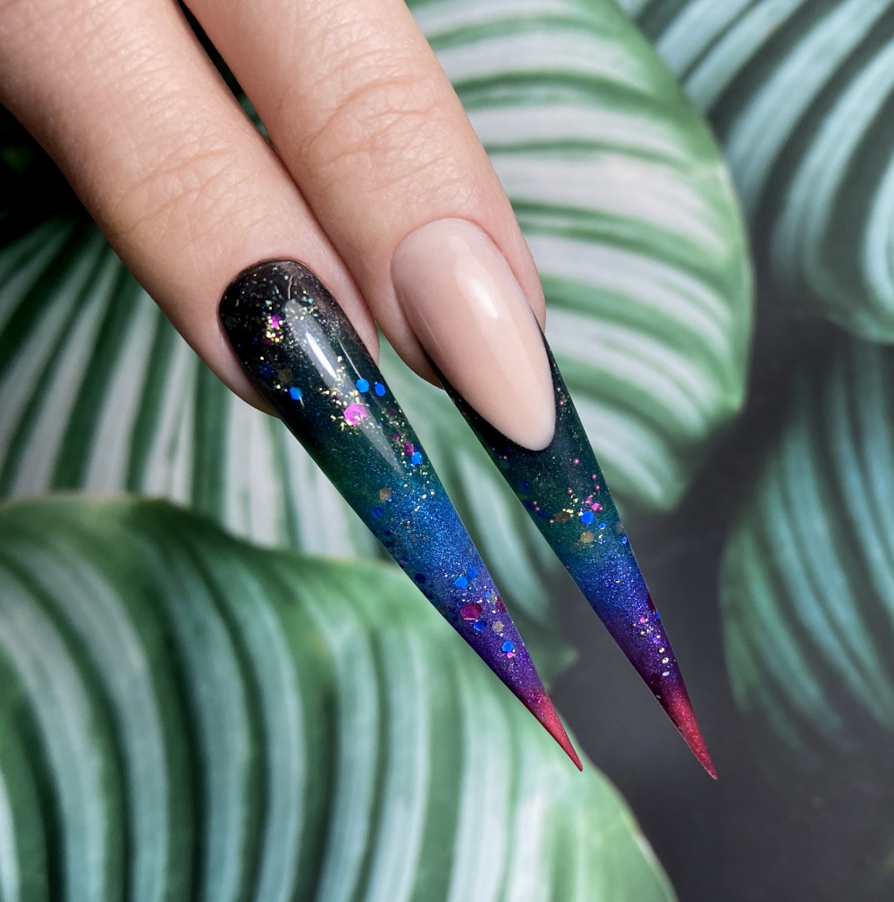 Stylizacja paznokci w kształcie sztyletu (praca kursantki)